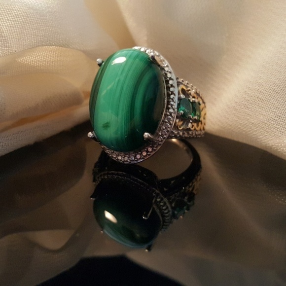 Jewelry - Stunning African Malachite Oval